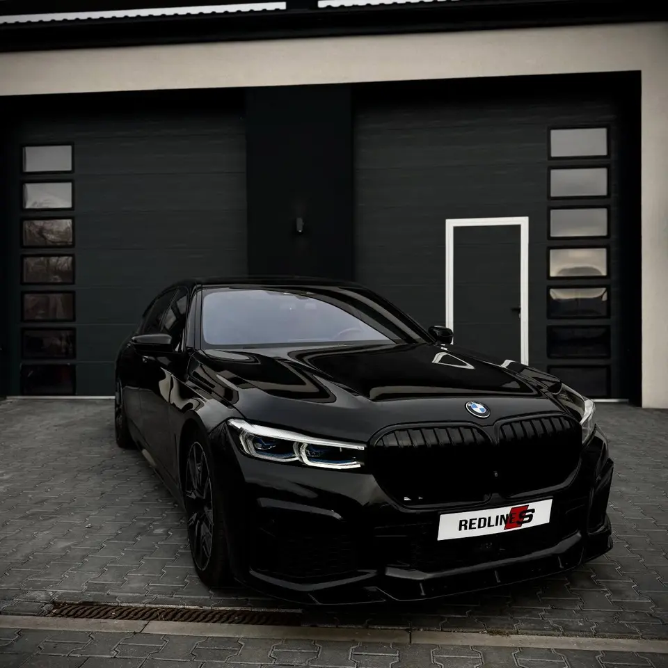 BMW 5 серії біля майстерні Redlines