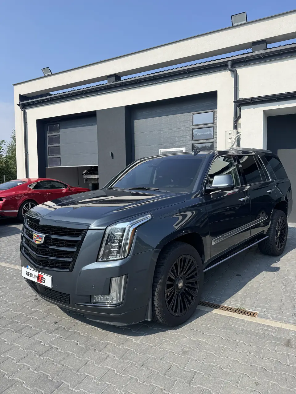 Cadillac Escalade біля майстерні Redlines