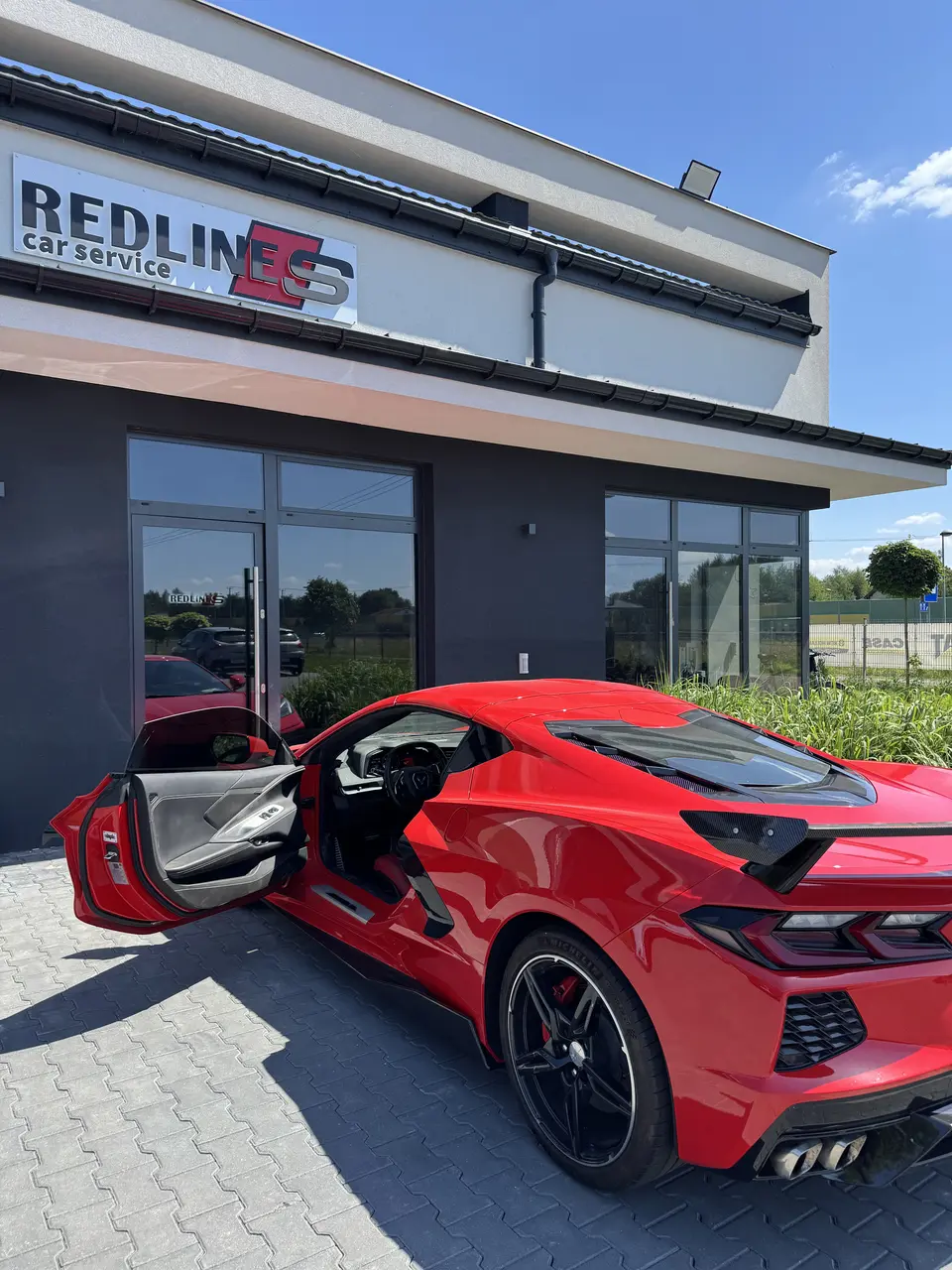 Красный Chevrolet Corvette C8 перед входом в Redlines