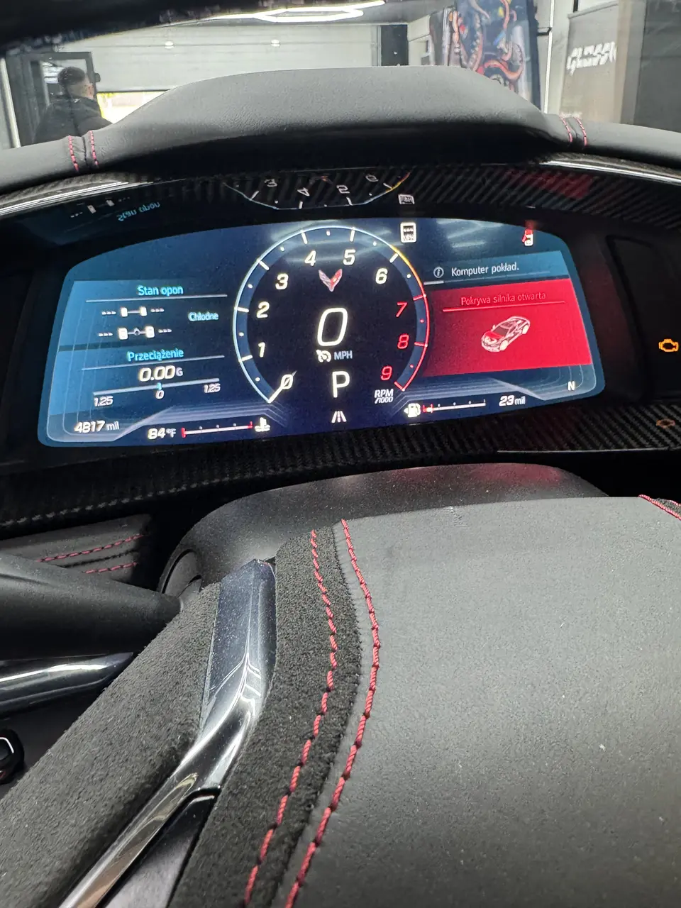 Прилади Chevrolet Corvette C8 із повідомленням польською після конверсії
