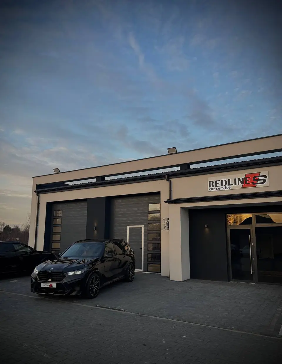 Здание Redlines Car Service с BMW X5 M перед входом
