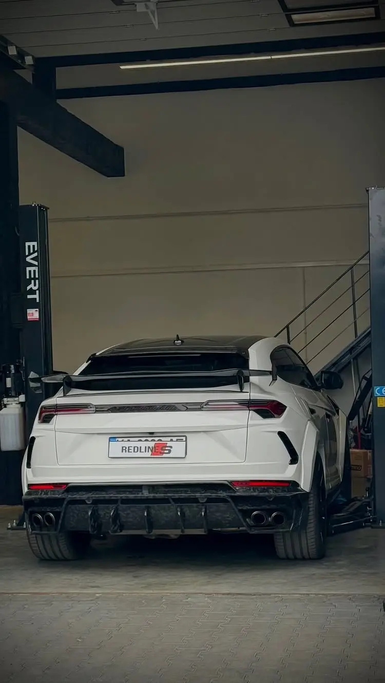 Белый Lamborghini Urus в сервисном зале Redlines