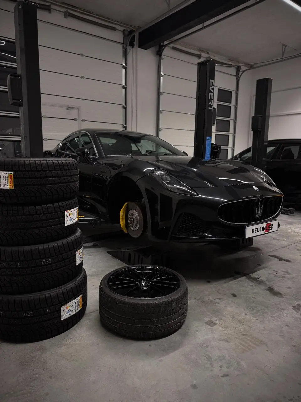 Maserati GranTurismo на підйомнику під час заміни шин Pirelli