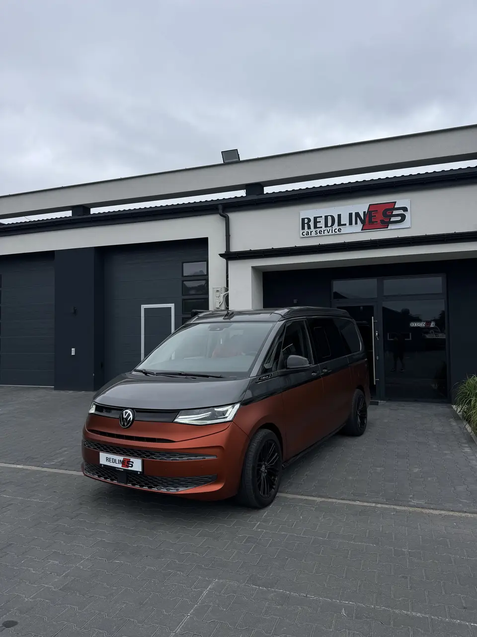 Volkswagen Multivan T7 біля сервісу Redlines