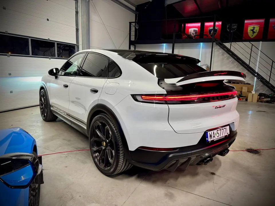 Porsche Cayenne Turbo GT у залі Redlines